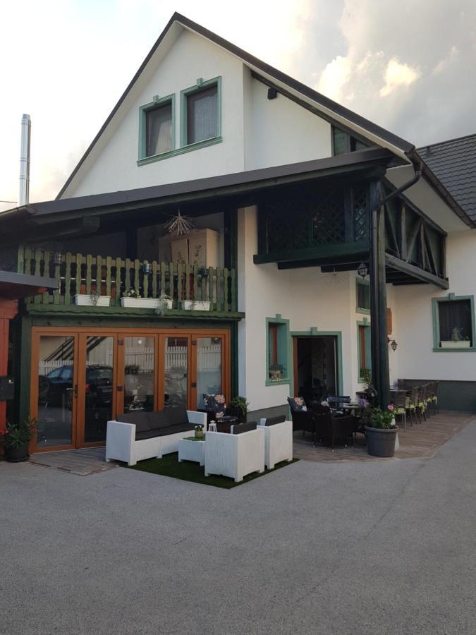 Mama'S House Hostel Церкле на Горенскем Екстериор снимка