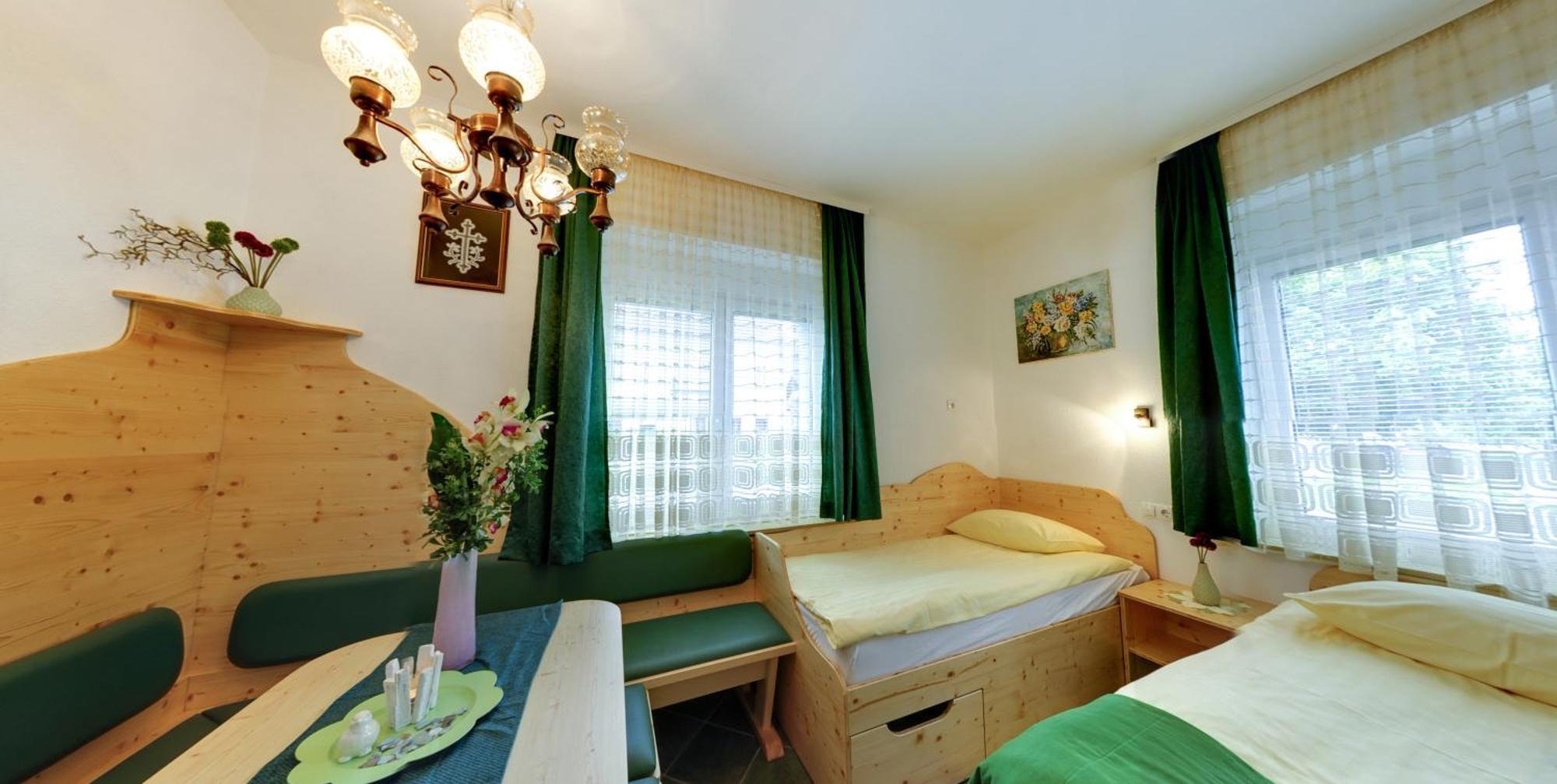 Mama'S House Hostel Церкле на Горенскем Екстериор снимка