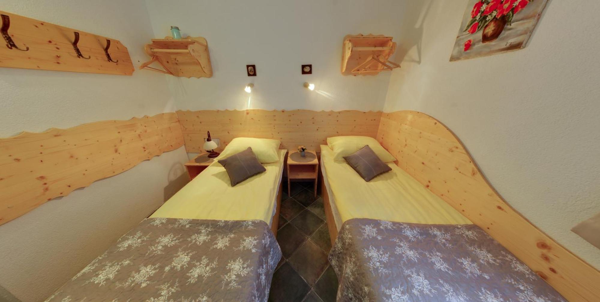 Mama'S House Hostel Церкле на Горенскем Екстериор снимка