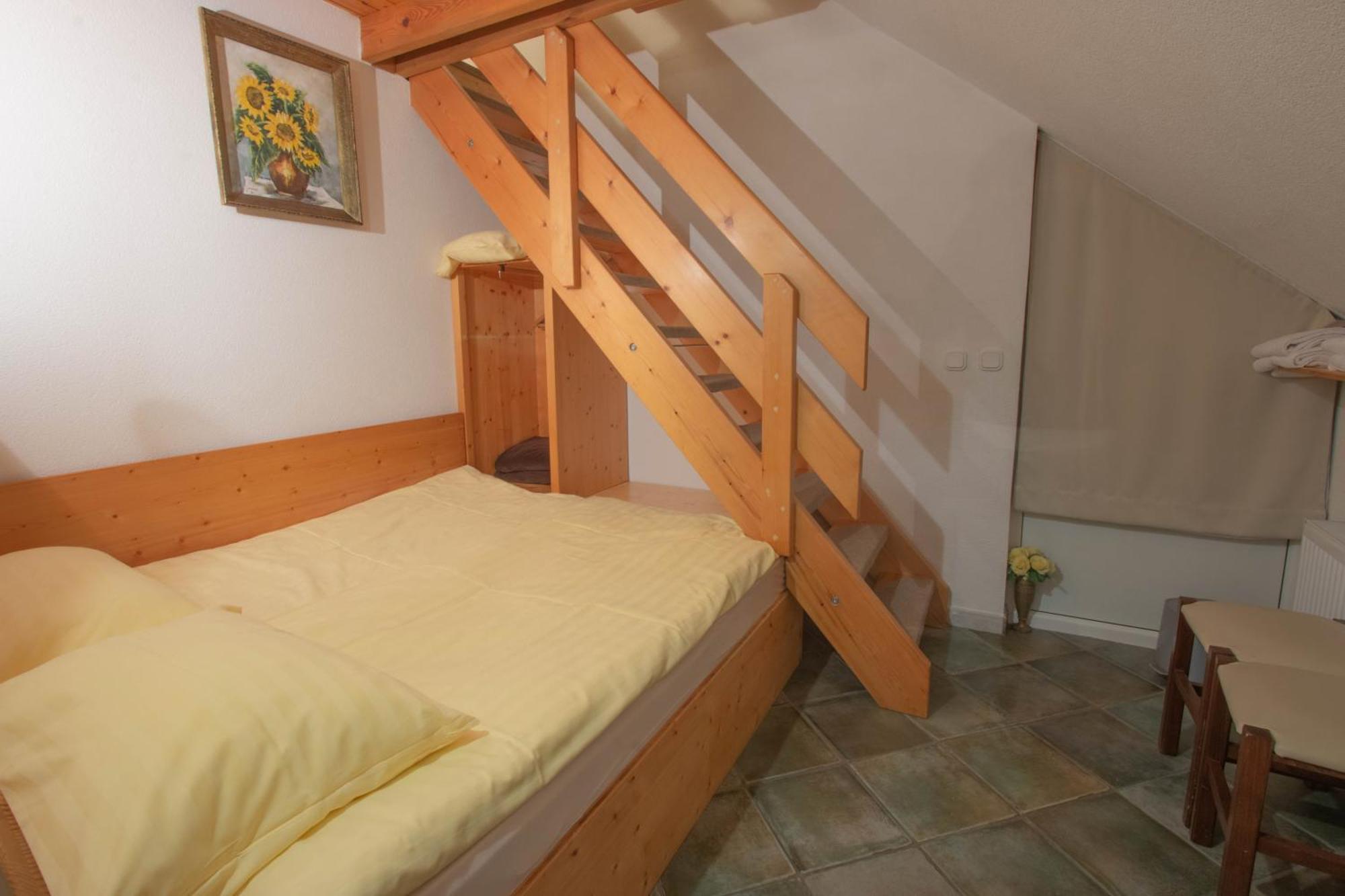 Mama'S House Hostel Церкле на Горенскем Екстериор снимка