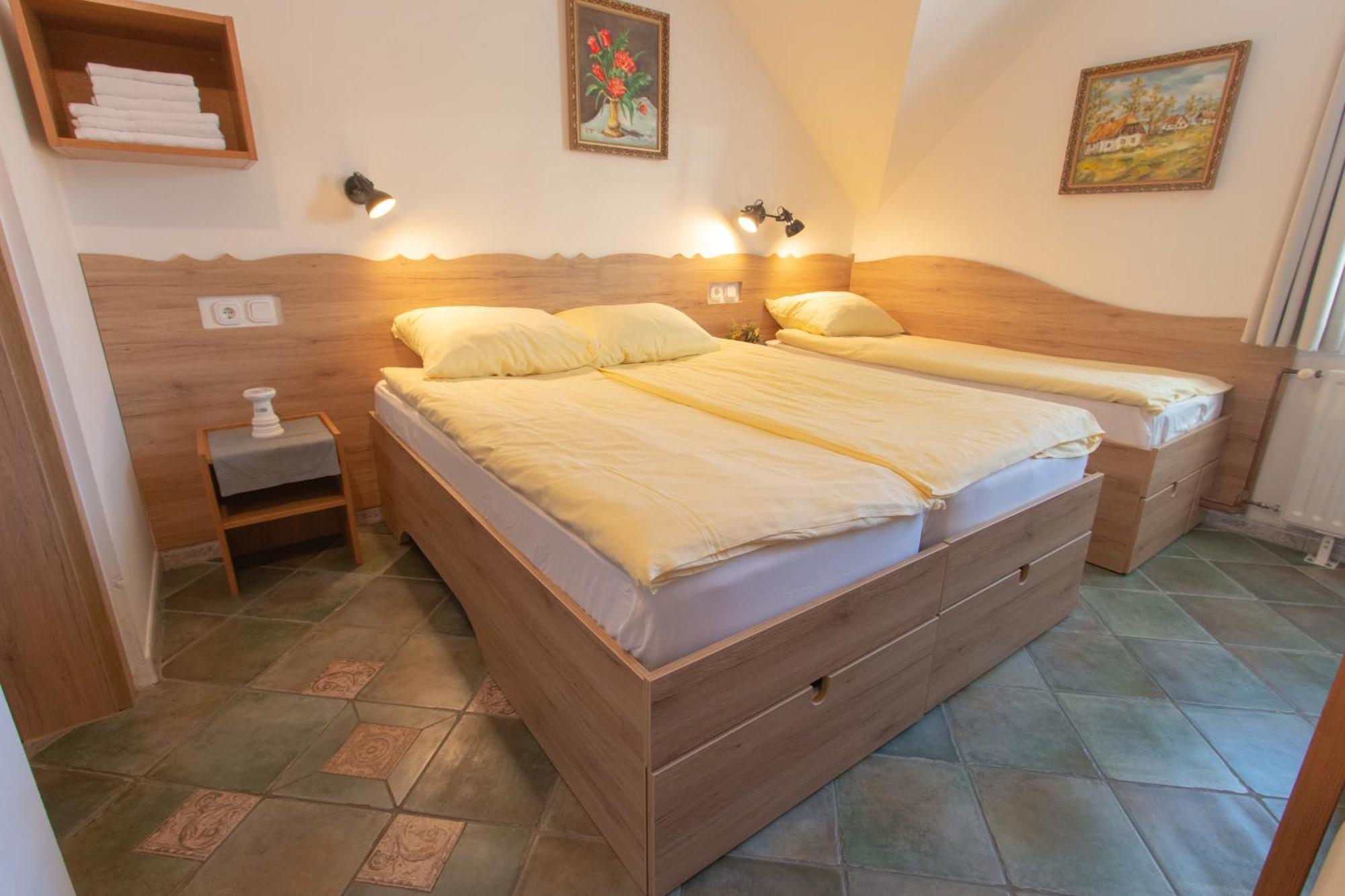 Mama'S House Hostel Церкле на Горенскем Екстериор снимка