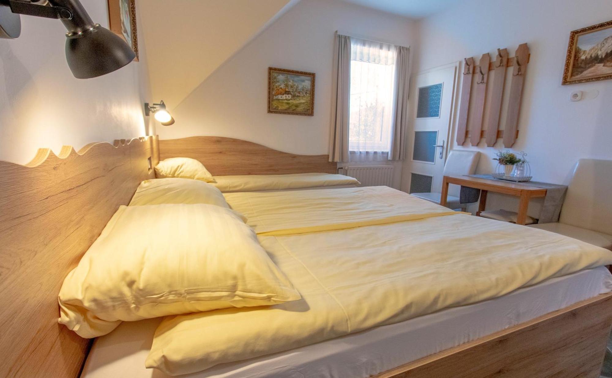 Mama'S House Hostel Церкле на Горенскем Екстериор снимка