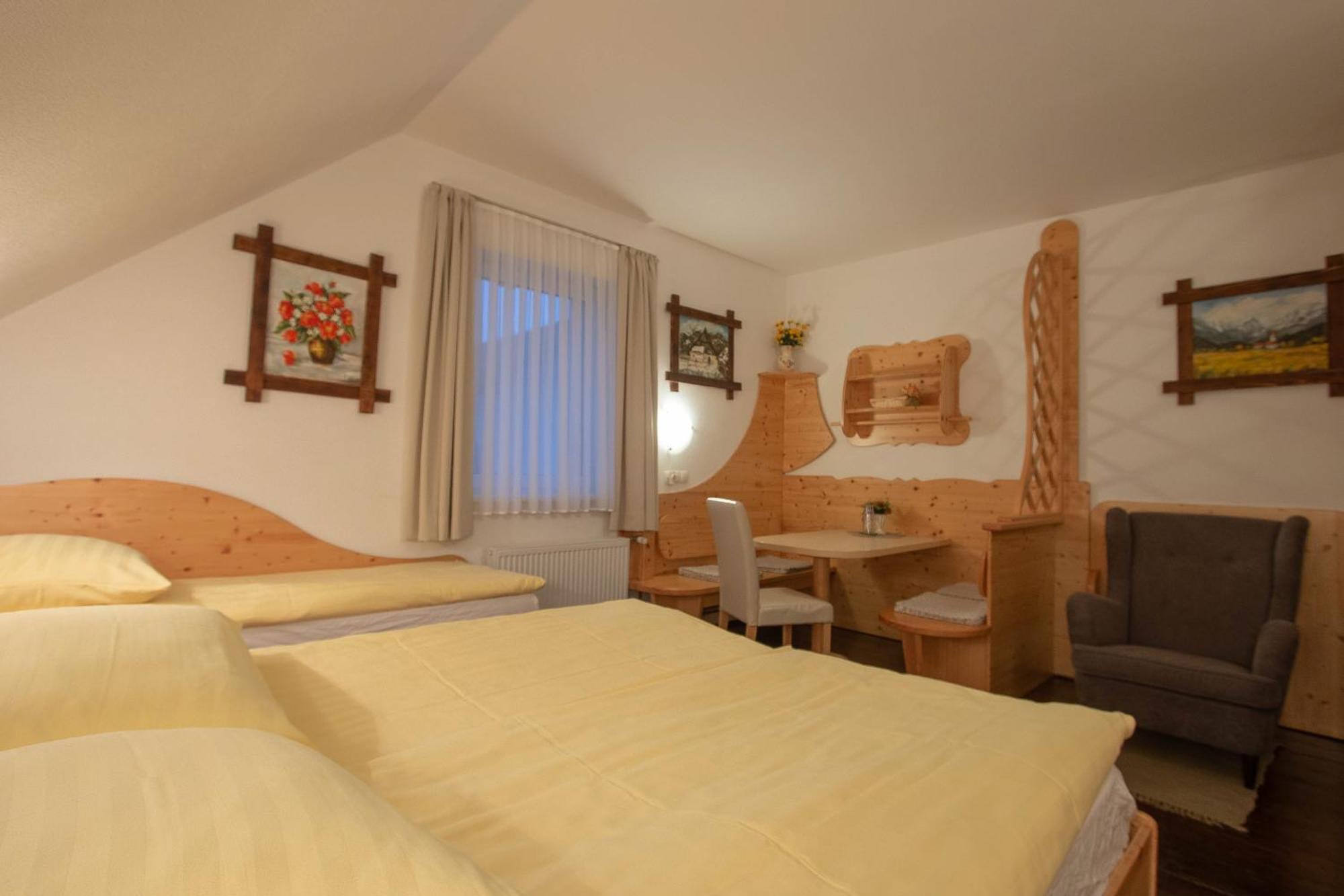Mama'S House Hostel Церкле на Горенскем Екстериор снимка
