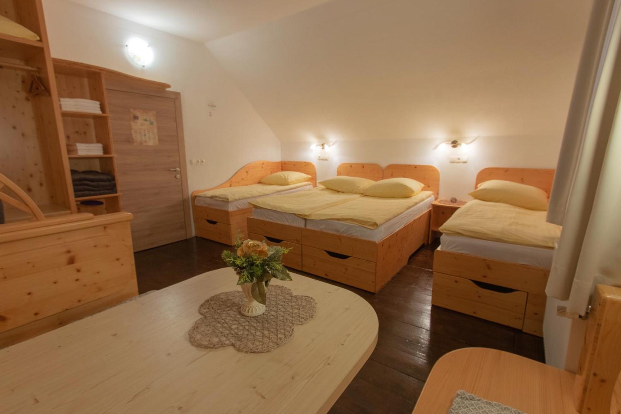 Mama'S House Hostel Церкле на Горенскем Екстериор снимка