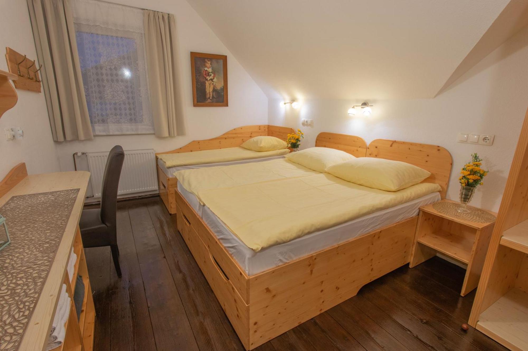 Mama'S House Hostel Церкле на Горенскем Екстериор снимка