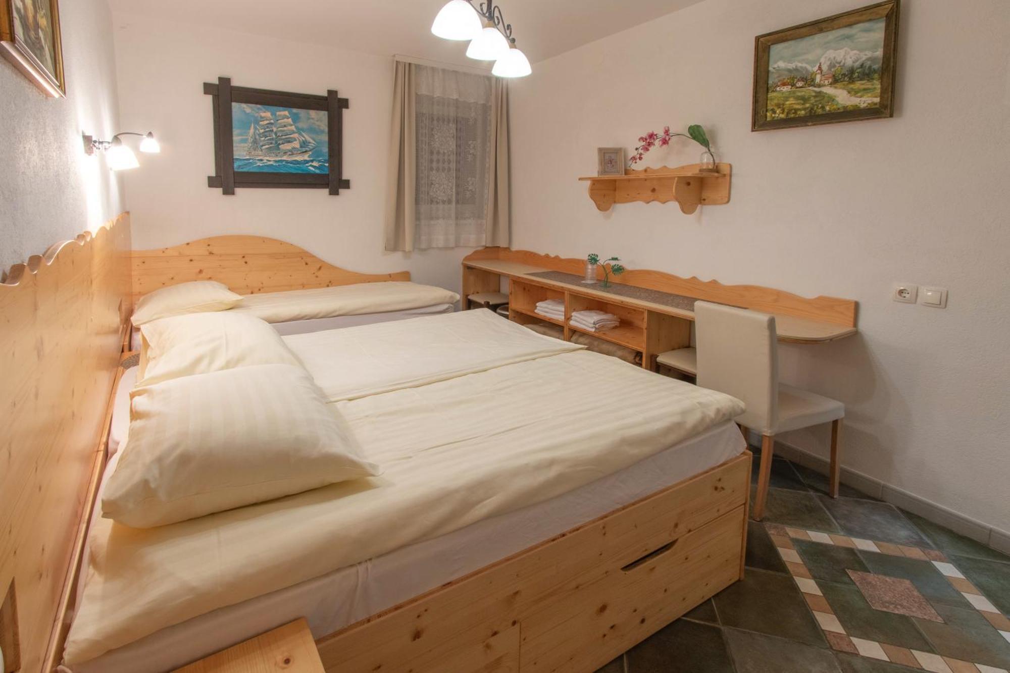 Mama'S House Hostel Церкле на Горенскем Екстериор снимка