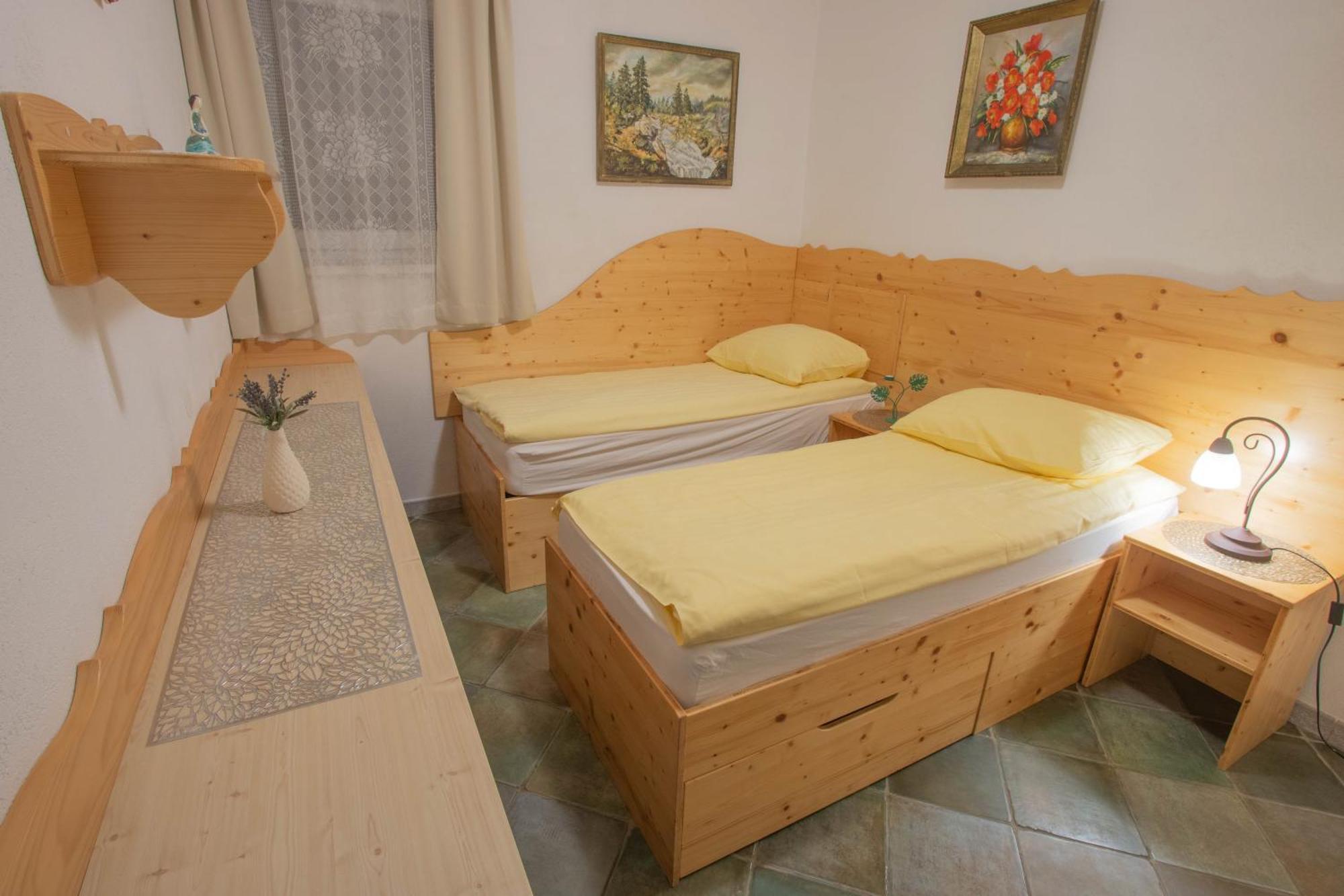 Mama'S House Hostel Церкле на Горенскем Екстериор снимка
