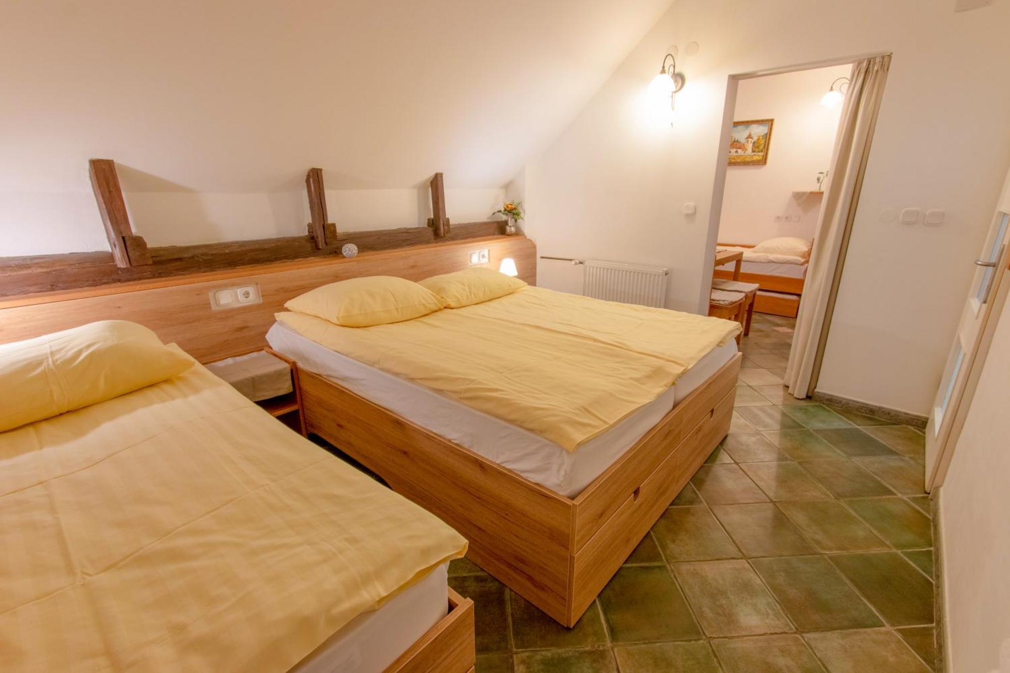 Mama'S House Hostel Церкле на Горенскем Екстериор снимка