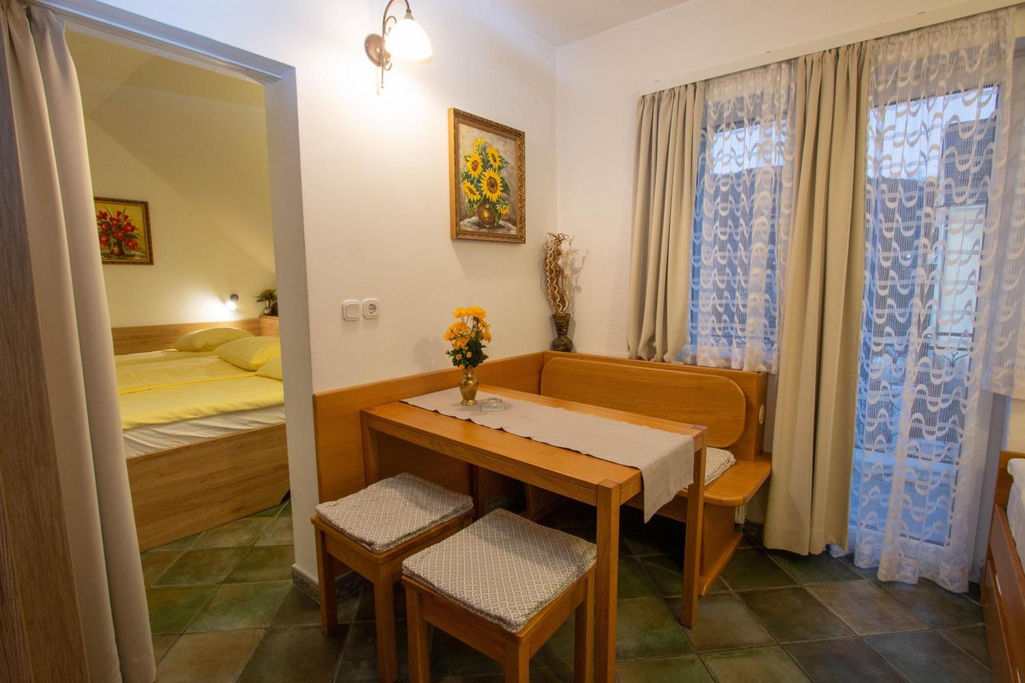 Mama'S House Hostel Церкле на Горенскем Екстериор снимка