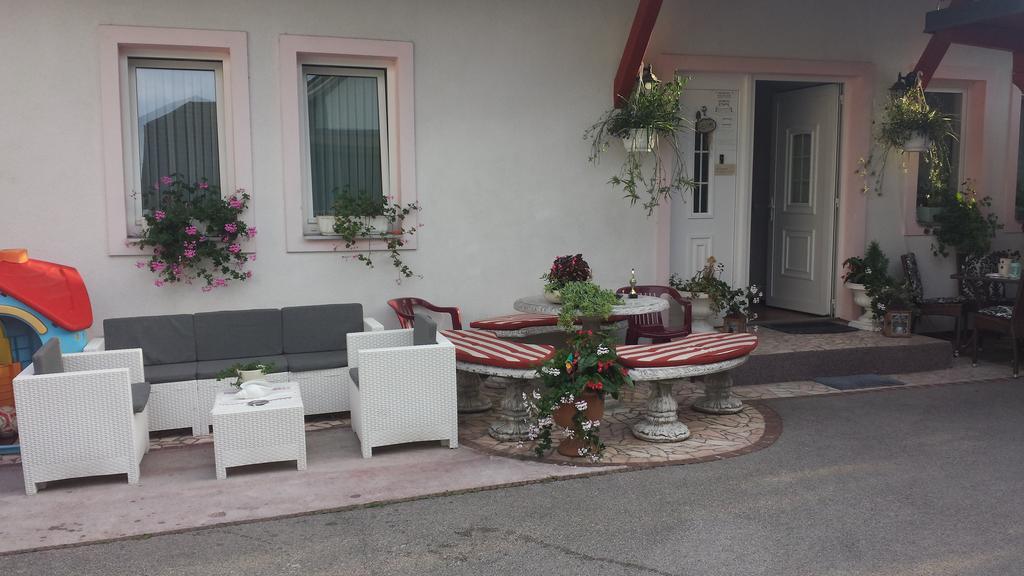 Mama'S House Hostel Церкле на Горенскем Екстериор снимка