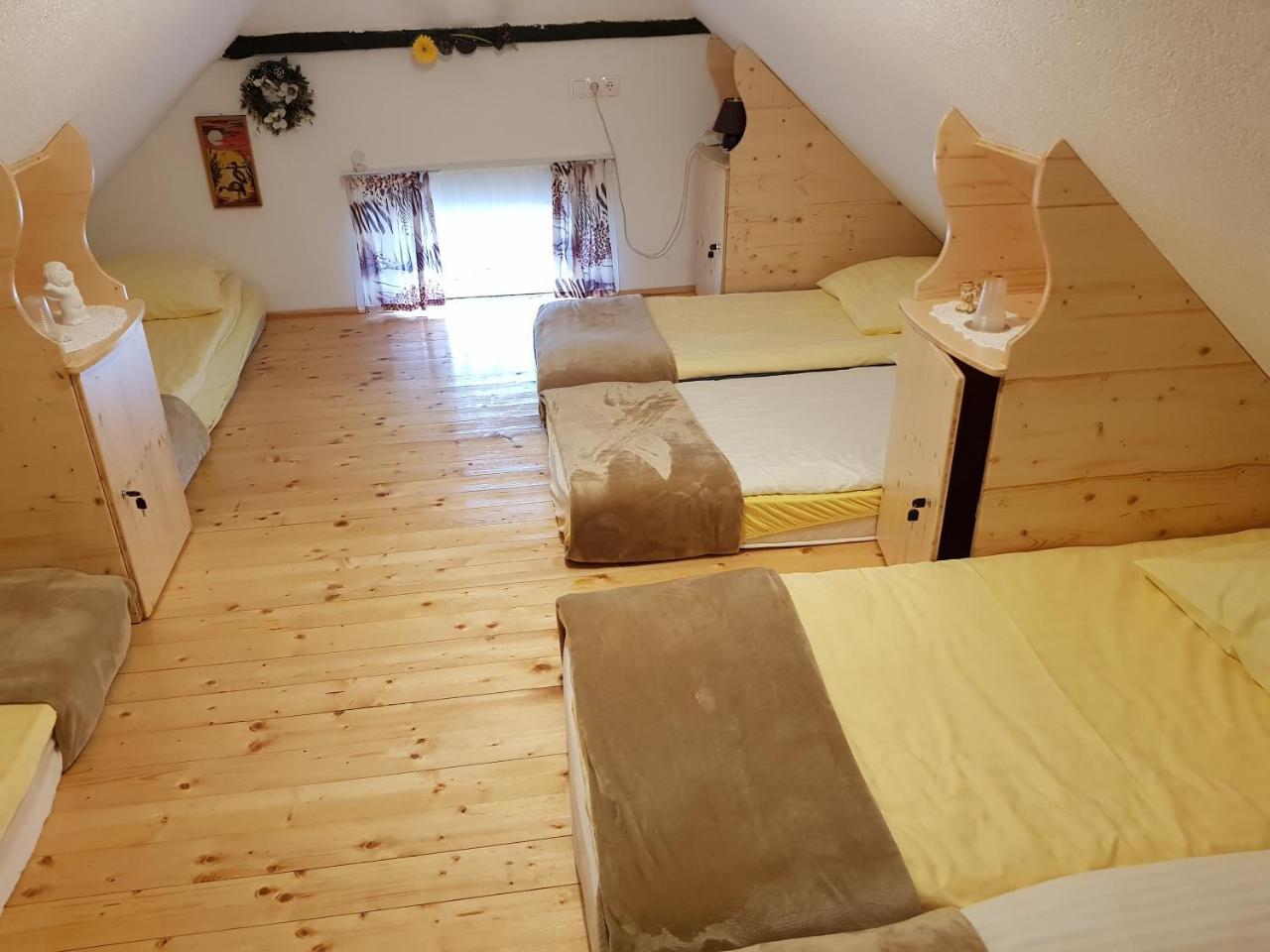 Mama'S House Hostel Церкле на Горенскем Екстериор снимка