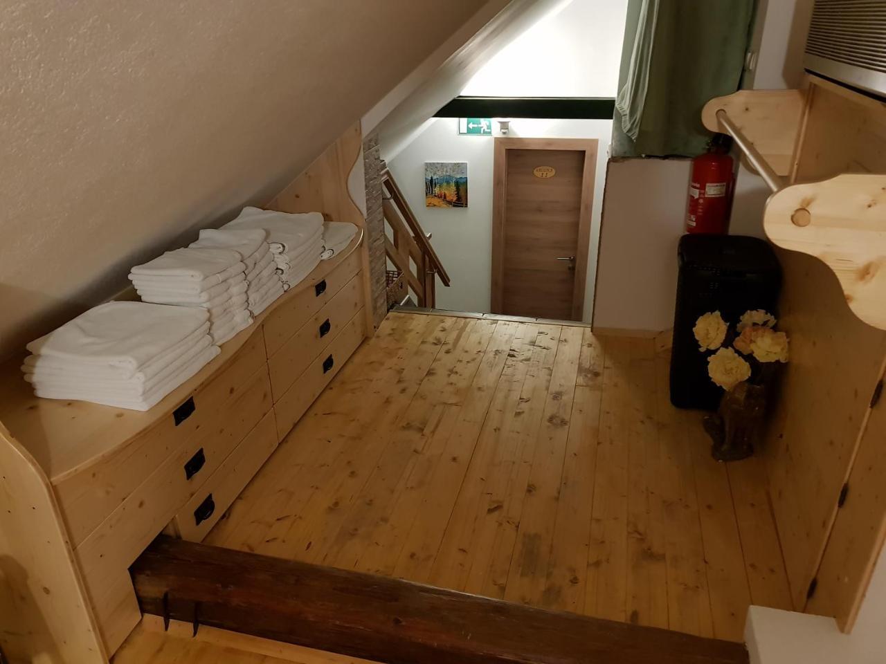 Mama'S House Hostel Церкле на Горенскем Екстериор снимка