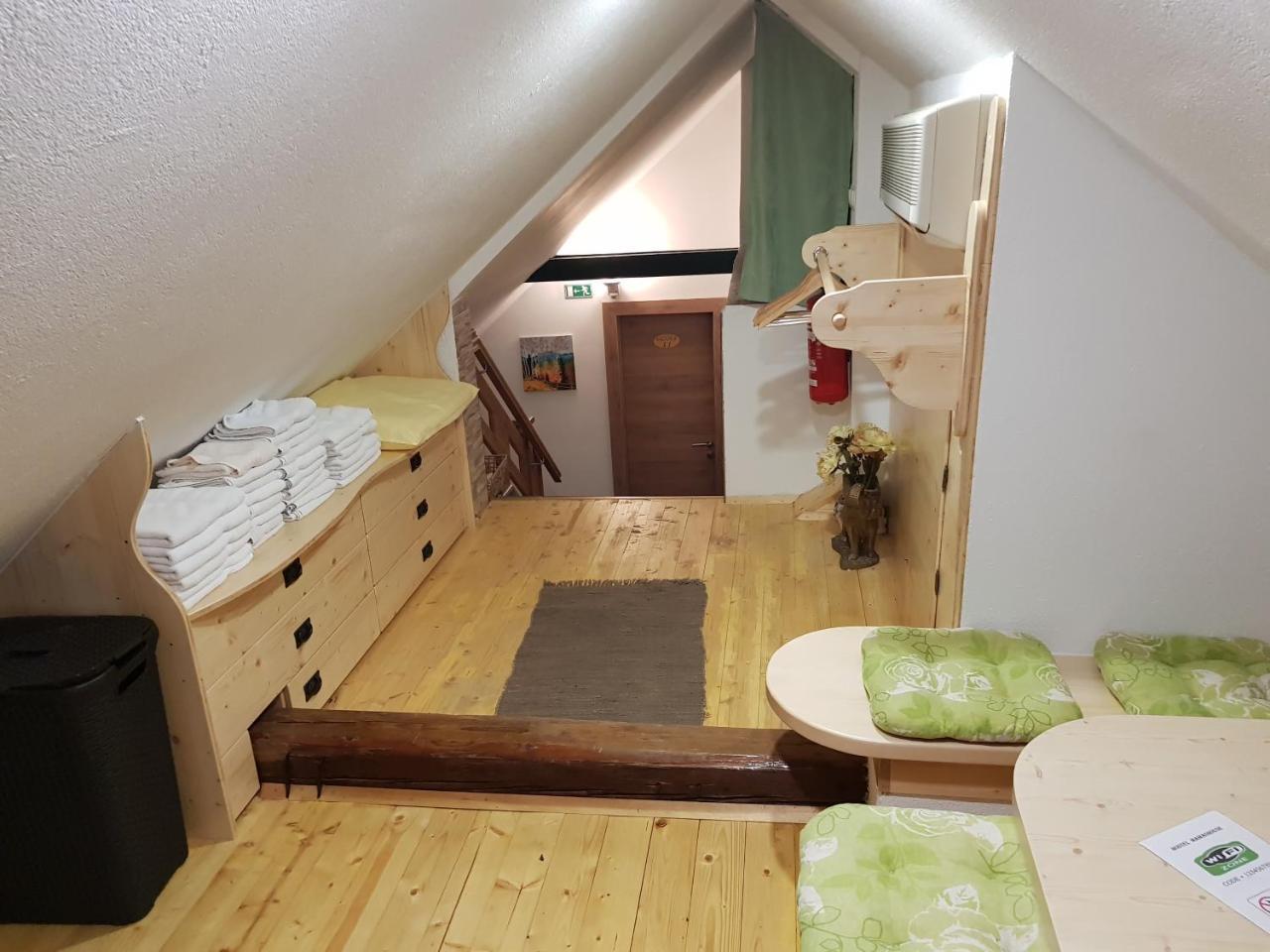 Mama'S House Hostel Церкле на Горенскем Екстериор снимка