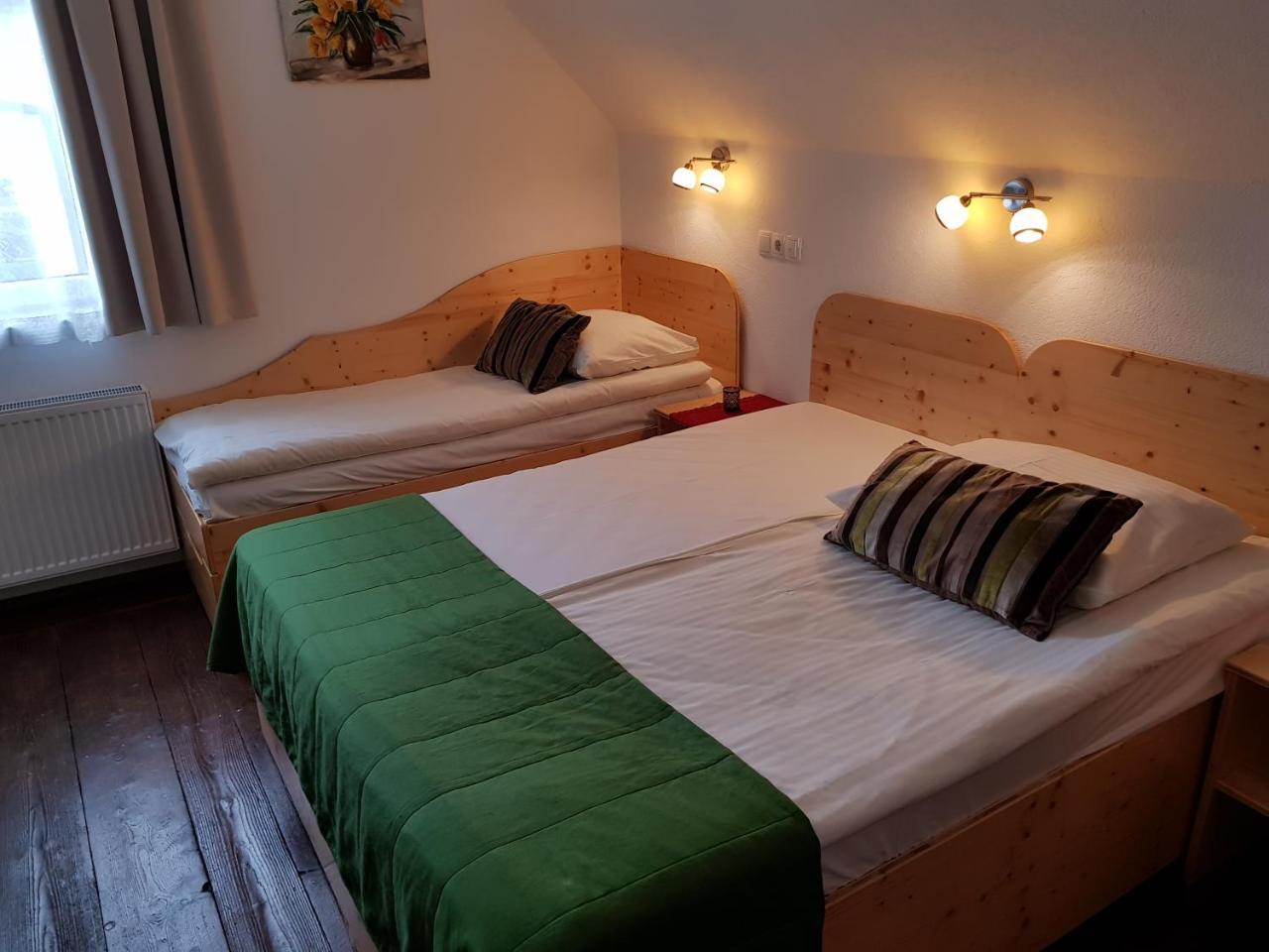 Mama'S House Hostel Церкле на Горенскем Екстериор снимка