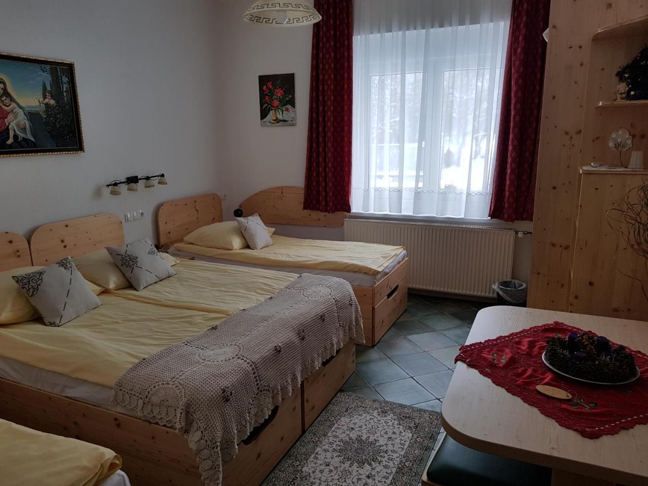 Mama'S House Hostel Церкле на Горенскем Екстериор снимка