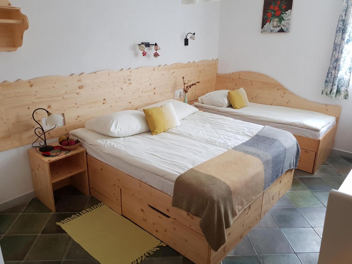 Mama'S House Hostel Церкле на Горенскем Екстериор снимка